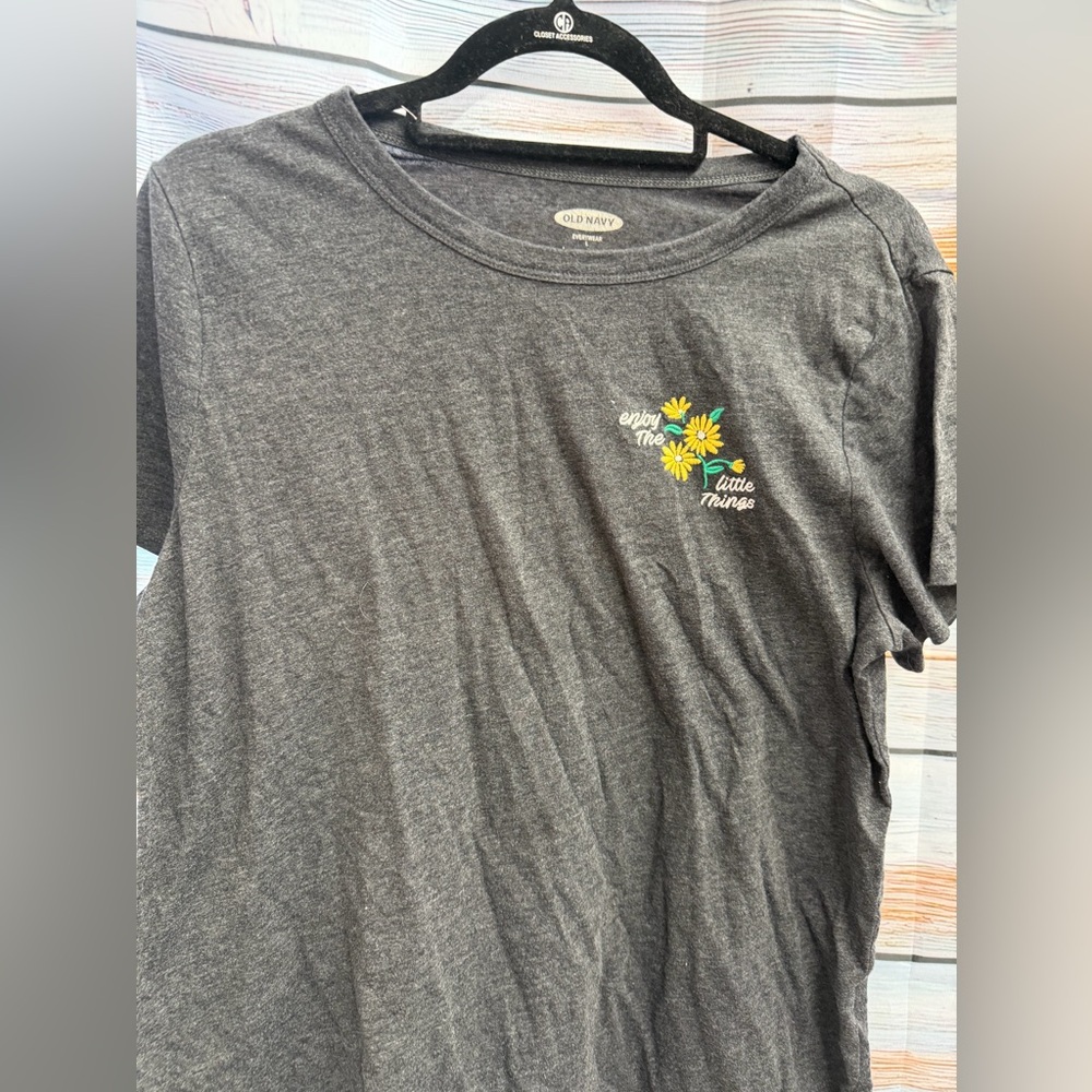 Old Navy Gray Graphic T-Shirt with enjoy the little things Floral‎ Design
